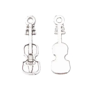 Colgantes de violín en metal plateado para joyería con vista frontal y posterior