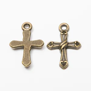 Set di due ciondoli a croce in lega di bronzo vintage con dettagli a cuore per gioielli DIY