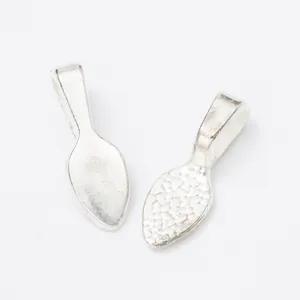 Makroaufnahme von silbernen Tropfen-Anhängerösen für DIY-Schmuck und Perlenmontage