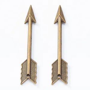 Pendentifs flèche en bronze vintage pour bijoux, breloques en alliage sur fond blanc