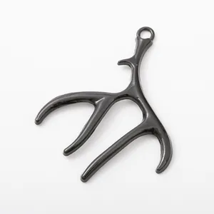 Nahaufnahme eines glänzenden schwarzen Geweih-Anhängers für DIY-Schmuckzubehör