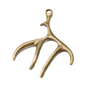 Detail eines Vintage-Bronze-Geweihanhängers mit Antik-Finish für DIY-Schmuckherstellung