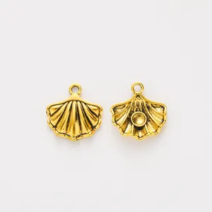 Vintage golden shell-shaped alloy pendants with radial texture and circular inlay base