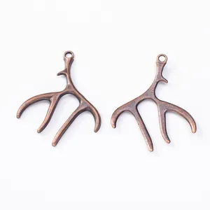 Paar Vintage-Bronze-Geweih-Anhänger aus Legierung mit Aufhängeringen auf Weiß