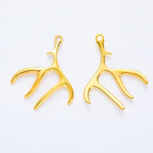 Detailaufnahme goldener Hirschgeweih-Anhänger aus Legierung für DIY-Schmuck