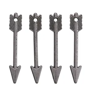 Vue détaillée de quatre pendentifs flèches en alliage argenté vintage pour bijoux DIY