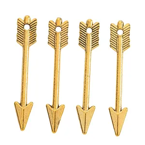 Vue détaillée de quatre breloques flèches dorées vintage pour la création de bijoux