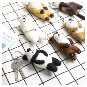 Porte-clés en feutre de laine faits main avec pandas et chats sur fond de grille blanc