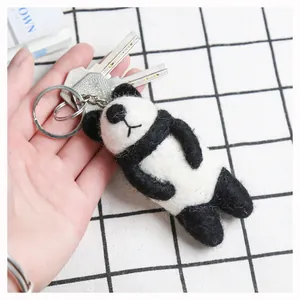 Détail d'un porte-clés panda en feutre de laine fait main avec anneau et chaîne en métal