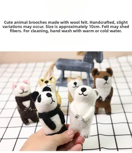 Broche de fieltro de lana hecho a mano con diseño de panda y altura detallada de 10 cm