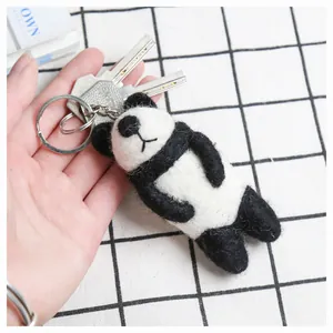 Porte-clés panda mignon en laine feutrée à la main avec anneau métallique robuste