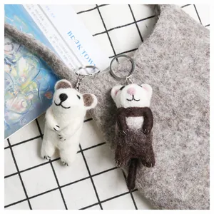 Porte-clés en laine feutrée faits main avec un ours blanc mignon et un charme de loutre