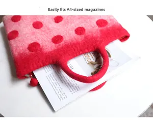 Detalle del bolso de fieltro rojo que muestra la gran capacidad A4 y el cierre de cremallera