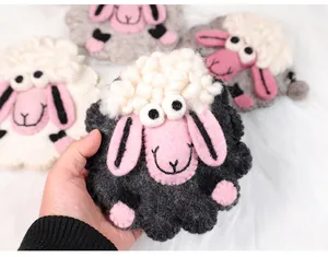 Gros plan sur l'artisanat de mouton en feutre fait main avec texture douce et détails