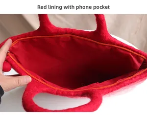 Detalle del bolso de fieltro rojo con forro interior y bolsillo para el teléfono