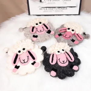 Porte-monnaie mouton en feutre de laine en blanc, gris et noir avec texture peluche