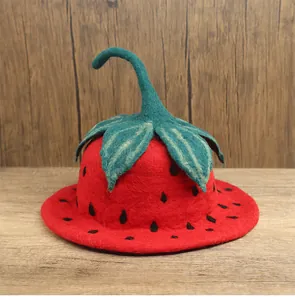 Vista dettagliata del cappello a fragola fatto a mano in feltro di lana con trame di semi
