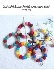 Detalle de pulsera de bolas de fieltro con anillo de resorte para llaves y bolsos