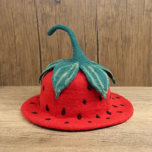 Cappello a fragola fatto a mano in feltro di lana rosso con dettaglio foglia verde