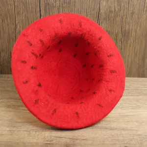 Cappello a fragola in feltro di lana rosso fatto a mano con puntini neri, stile street