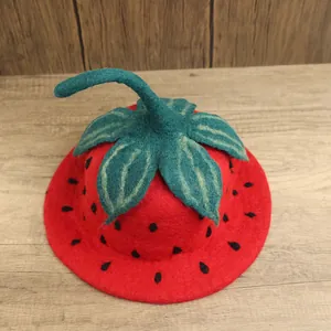 Cappello a fragola fatto a mano in feltro di lana con foglie verdi per abbigliamento invernale