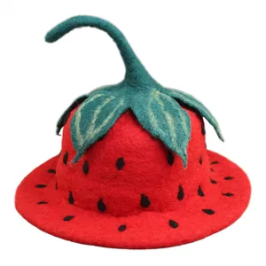 Cappello creativo a fragola in feltro di lana fatto a mano con foglie verdi per stile