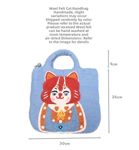 Bolso de fieltro azul claro con diseño de gato rojo y dimensiones detalladas