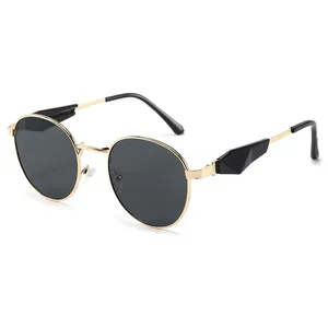 Vintage-Sonnenbrille mit goldener Metallfassung und geometrischen Bügeldetails