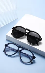 Detailansicht der Retro-Großrahmen-Sonnenbrille mit Modell 3958 Spezifikationen am Bügel