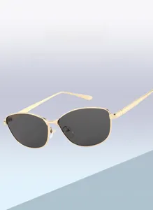 Detail der trendigen Cat-Eye-Sonnenbrille mit goldenem Metallrahmen und Silikon-Nasenpads