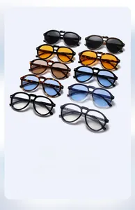 Detailaufnahme der Vintage-Oversize-Sonnenbrille mit präzisen Modellcodes auf den Bügeln