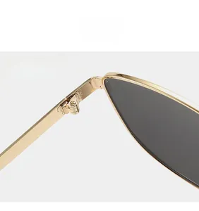 Makroaufnahme robuster goldener Metallscharniere und Rahmen modischer Cat-Eye-Sonnenbrillen
