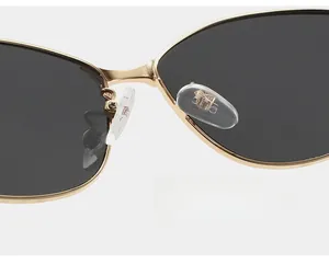 Detail der umweltfreundlichen Nasenpads auf goldener Katzenaugen-Sonnenbrille