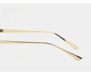 Detailaufnahme goldener Metallbügel für Sonnenbrillen mit ergonomischem Anti-Rutsch-Design