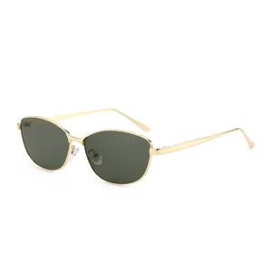 Trendige Cat-Eye Sonnenbrille mit goldenem Metallrahmen und dunklen Gläsern für Damen