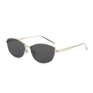 Moderne Cat-Eye-Sonnenbrille mit Metallrahmen in Silber und dunklen Gläsern für Streetstyle