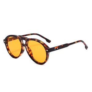 Modische Tortoise-Sonnenbrille in Übergröße mit orangen Gläsern und silbernem Pfeil-Detail