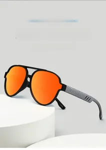 Détail de lunettes de cyclisme avec verres miroirs orange et branches à texture fibre de carbone