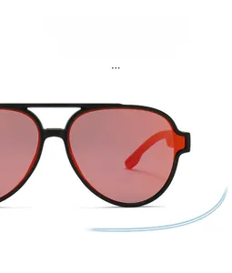 Détail de lunettes de soleil aviateur avec monture en carbone et verres rouges