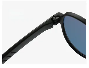 Gros plan détaillé de la charnière métallique robuste sur les lunettes aviateur noires