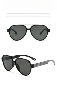 Détail de lunettes aviateur avec monture noire et motif en fibre de carbone sur branche