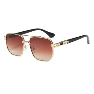 Occhiali da sole aviator a doppio ponte con lenti sfumate marroni e montatura in metallo.