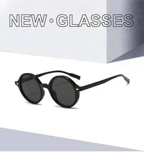 Details der schwarzen Retro-Rundsonnenbrille mit silbernen Diamantnieten an den Bügeln