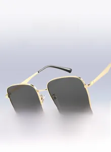 Vue détaillée de lunettes de soleil carrées en métal doré avec montures polies et verres