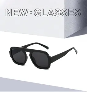 Détail des lunettes de soleil aviateur rétro noires avec pont épais et branches larges