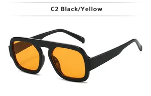 Détail de lunettes de soleil aviateur rétro noires avec verres teintés jaunes C2