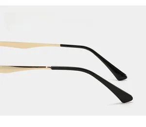 Détail des branches de lunettes en métal avec embouts noirs antidérapants
