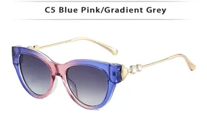 Détail de lunettes de soleil œil de chat dégradé bleu rose avec branches dorées chic