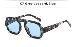 Détail des lunettes de soleil carrées C7 avec monture léopard gris et verres bleus
