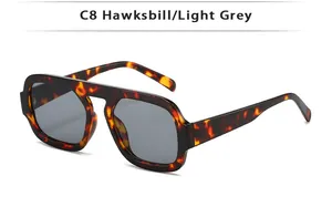 Détail des lunettes de soleil aviateur carrées C8 avec monture écaille et verres gris